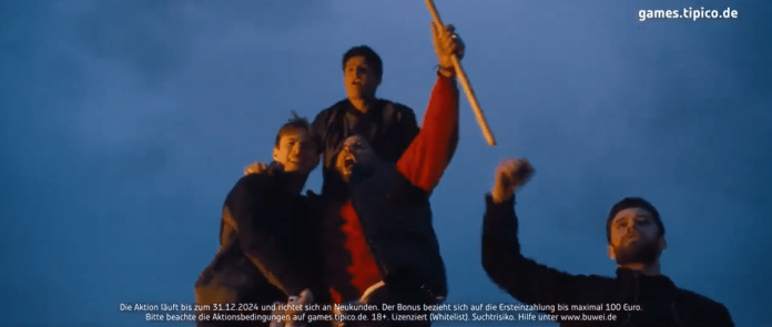 4 men hold a flagpole up