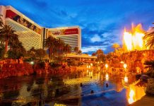 Las Vegas hotel Mirage closes after paying out $1.6m in six-day promo Outside of the Mirage Hotel and Casino