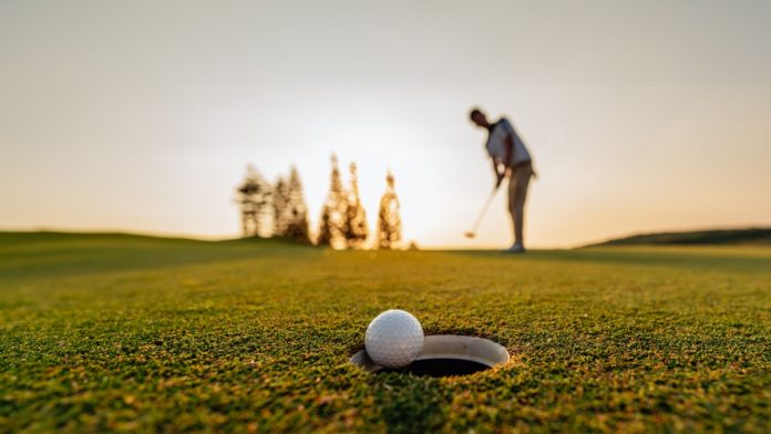 Golfer sinks putt